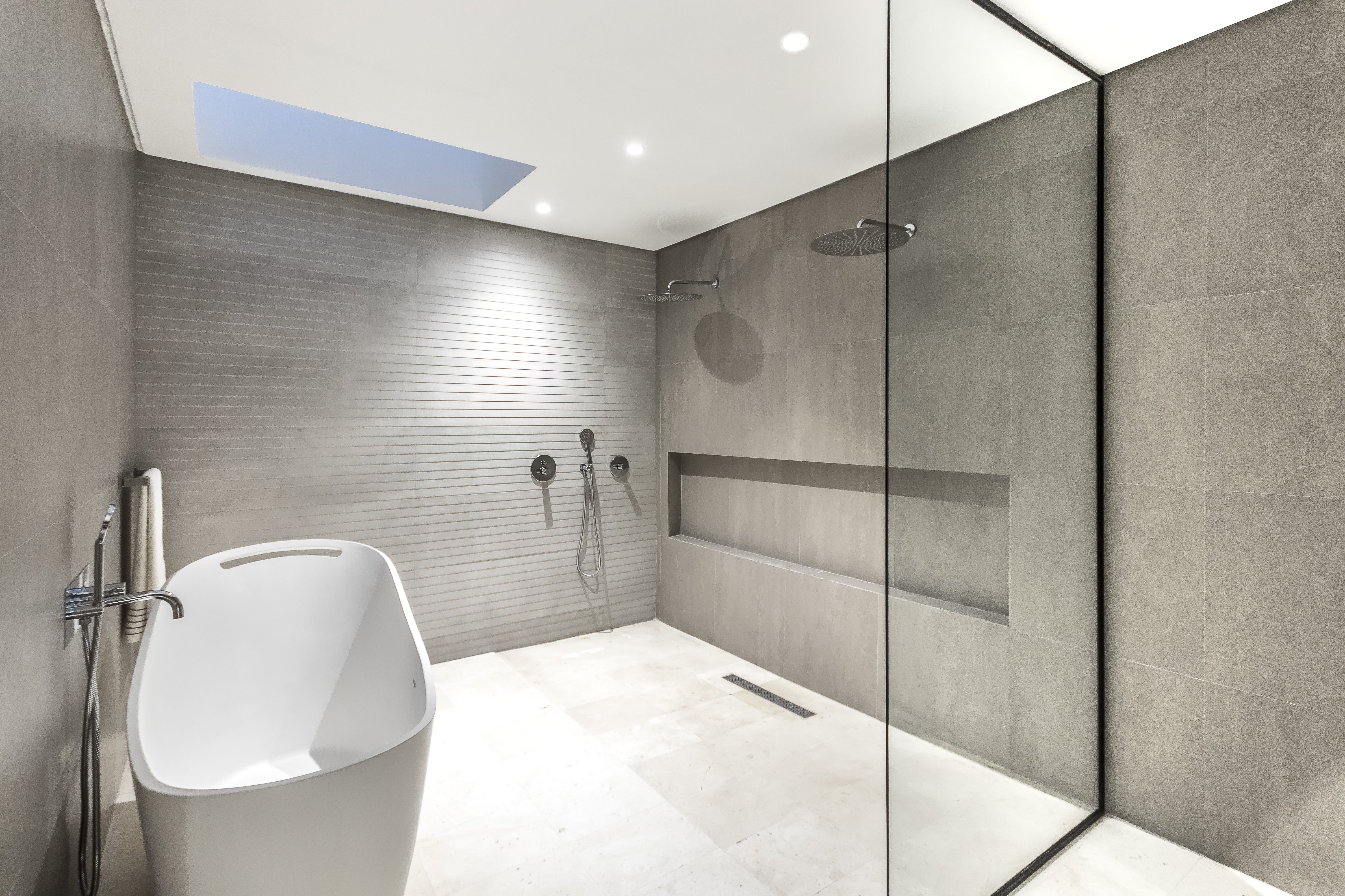 OPEN SHOWERS: DELVE INTO THE APPLICATION OF THIS INNOVATIVE BATHROOM COMPONENT.
